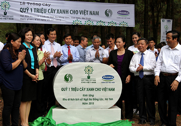 Quỹ 1 triệu cây xanh cho Việt Nam đã triển khai trồng gần 5.610 cây sao đen, cây keo tại khu di tích lịch sử Thanh niên xung phong Ngã ba Đồng Lộc.